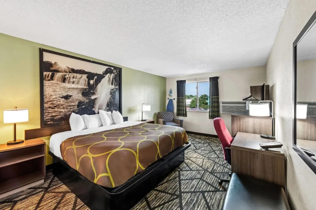 Super 8 by Wyndham Independence Kansas City — ภาพห้องพักและบรรยากาศ