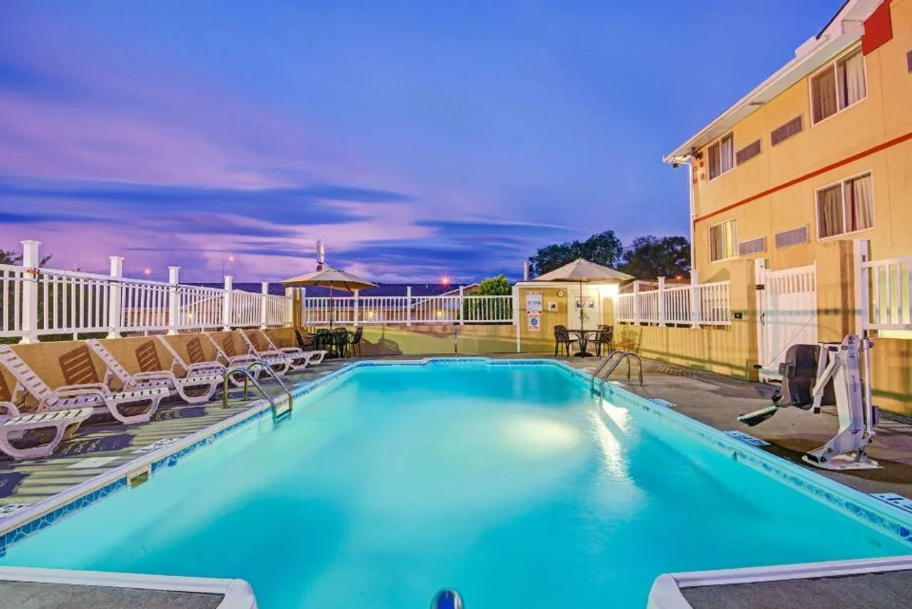 Super 8 by Wyndham Independence Kansas City — ภาพห้องพักและบรรยากาศ