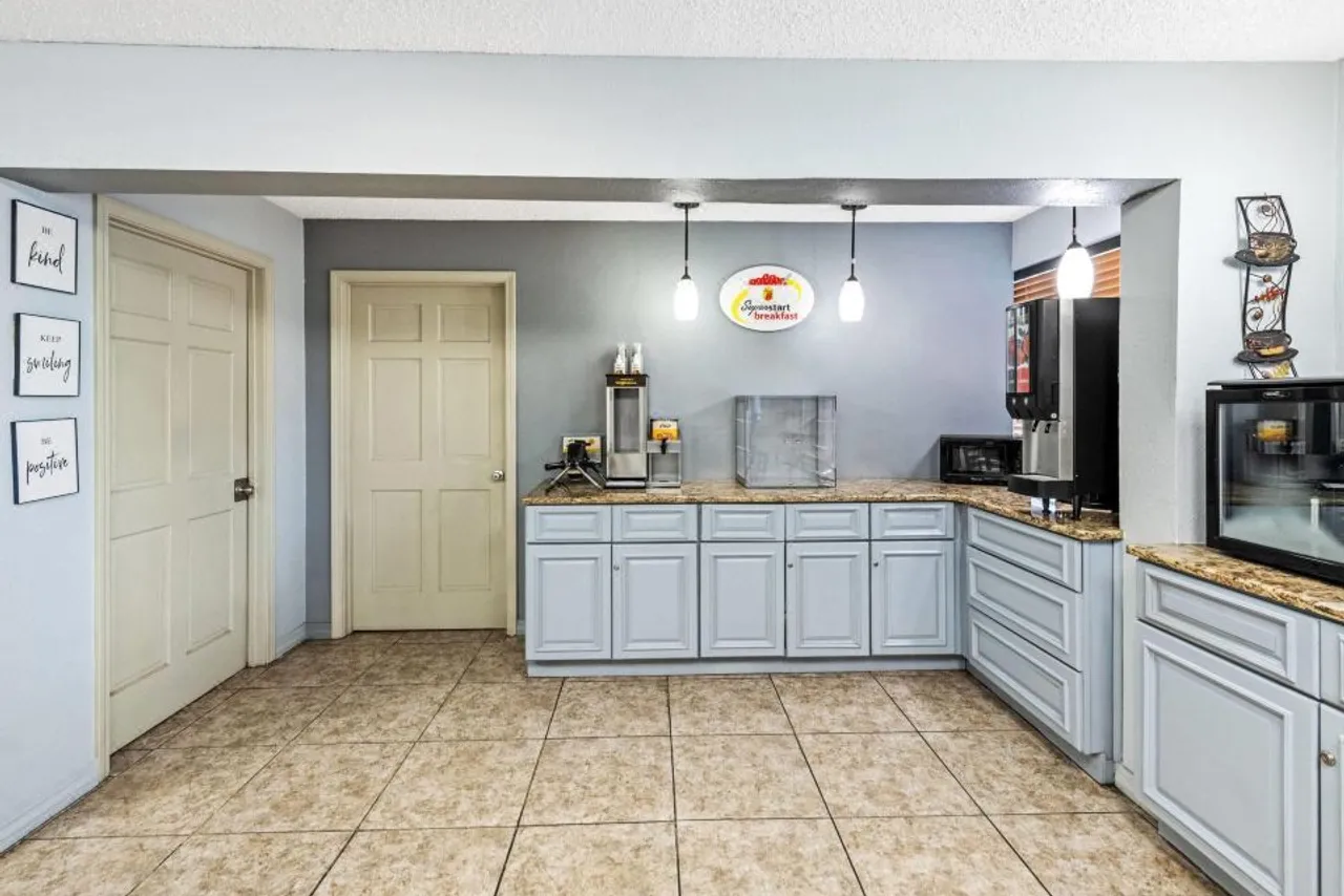 Super 8 by Wyndham Independence Kansas City — ภาพห้องพักและบรรยากาศ