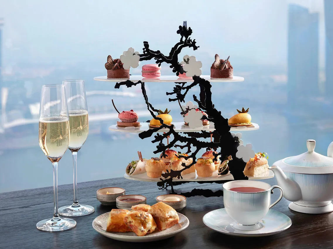 Swissotel The Stamford — rooms and atmosphere