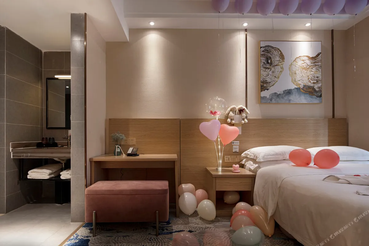 T-Social Hotel Guangzhou Railway Station — rooms and atmosphere