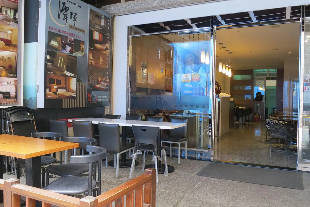 Tanhui Modern Hotel — rooms and atmosphere