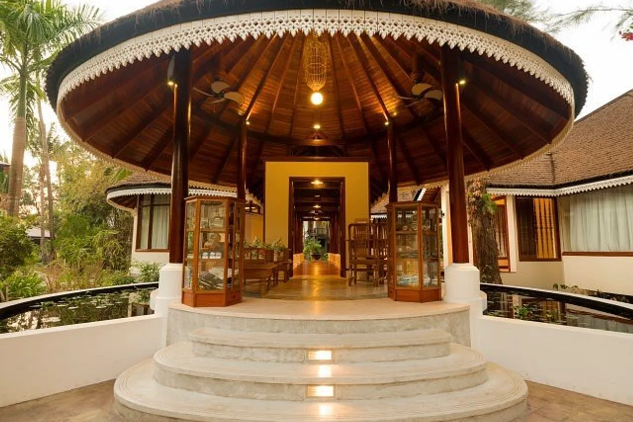 Thande Beach Hotel — rooms and atmosphere