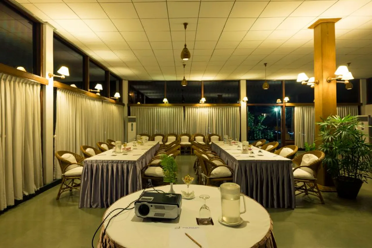 Thande Beach Hotel — rooms and atmosphere