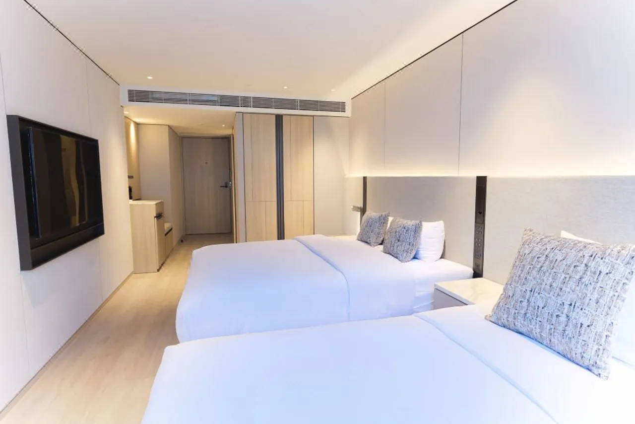 The Bauhinia Hotel - Central — ภาพห้องพักและบรรยากาศ