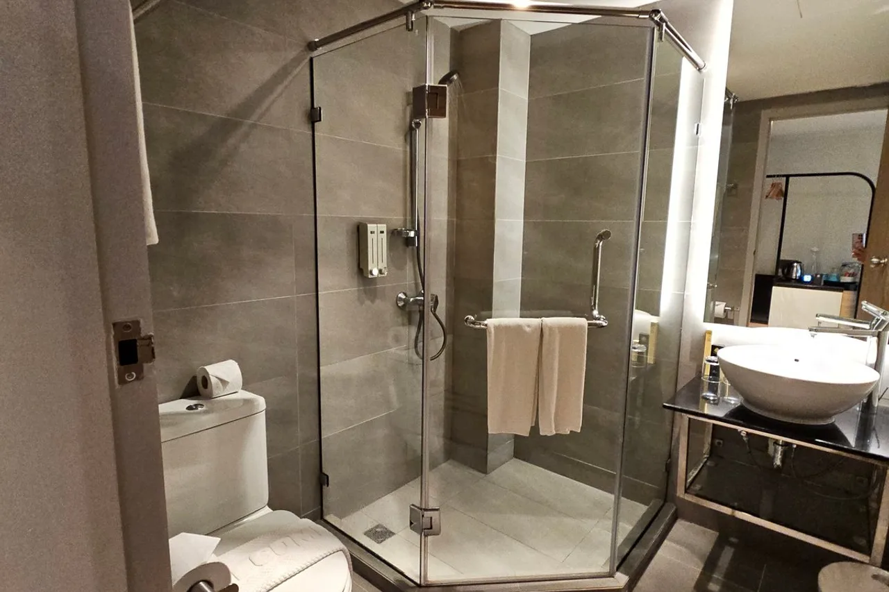 The Brunei Hotel — ภาพห้องพักและบรรยากาศ