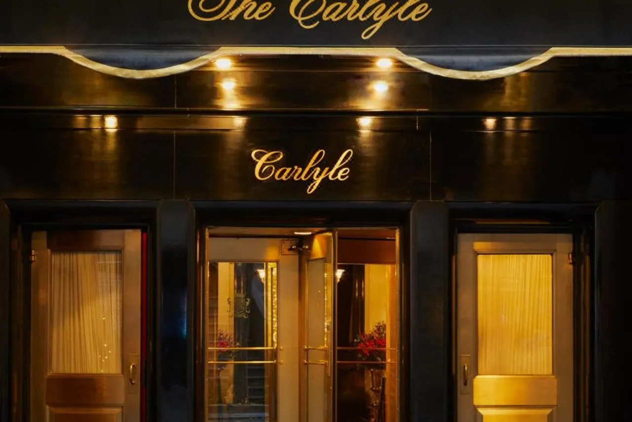 โรงแรม The Carlyle, A Rosewood Hotel หัวมุมถนน 76 กับ Madison Avenue ใจกลาง Upper East Side — ห่างเซ็นทรัลพาร์กบล็อกเดียว, เดินราว 10 นาทีถึงพิพิธภัณฑ์ Met, สถานีรถไฟใต้ดิน 77 St (สาย 6) เดินราว 5 นาที