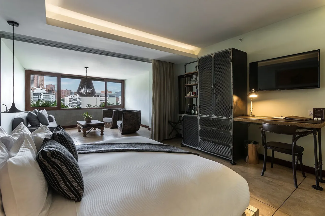 The Charlee Hotel — ภาพห้องพักและบรรยากาศ