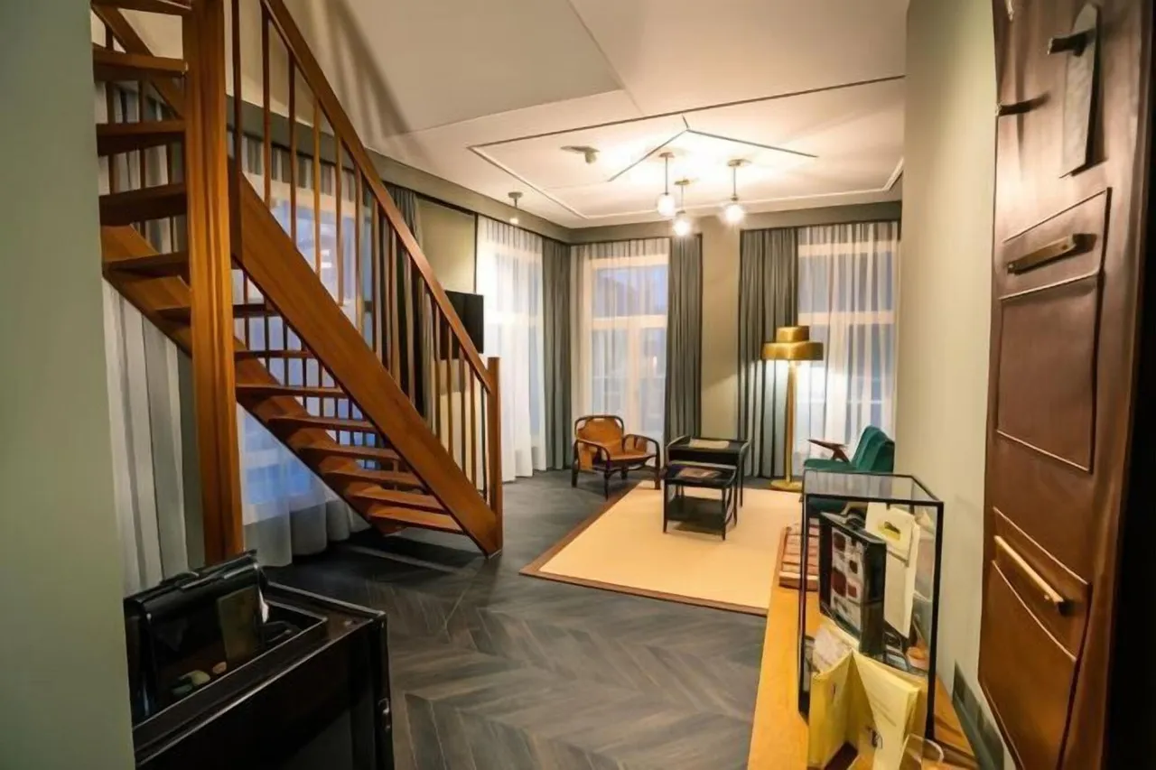The Collector Hotel — rooms and atmosphere