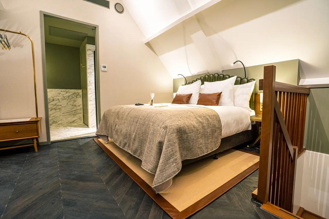 The Collector Hotel — rooms and atmosphere