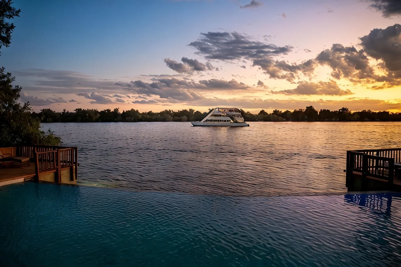 โรงแรม The David Livingstone Safari Lodge & Spa ริมแม่น้ำแซมเบซี ห่างน้ำตก 10 นาที