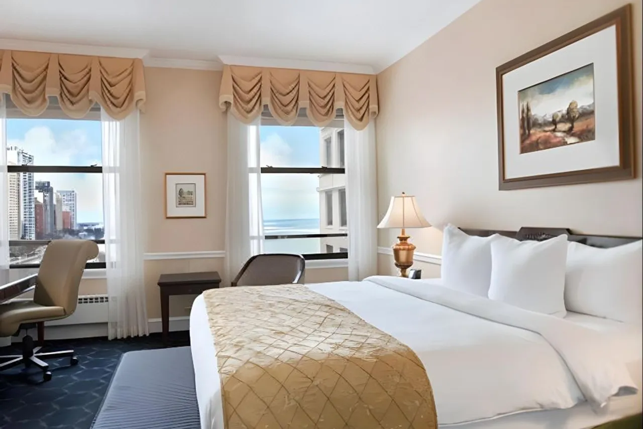 The Drake, a Hilton Hotel — ภาพห้องพักและบรรยากาศ