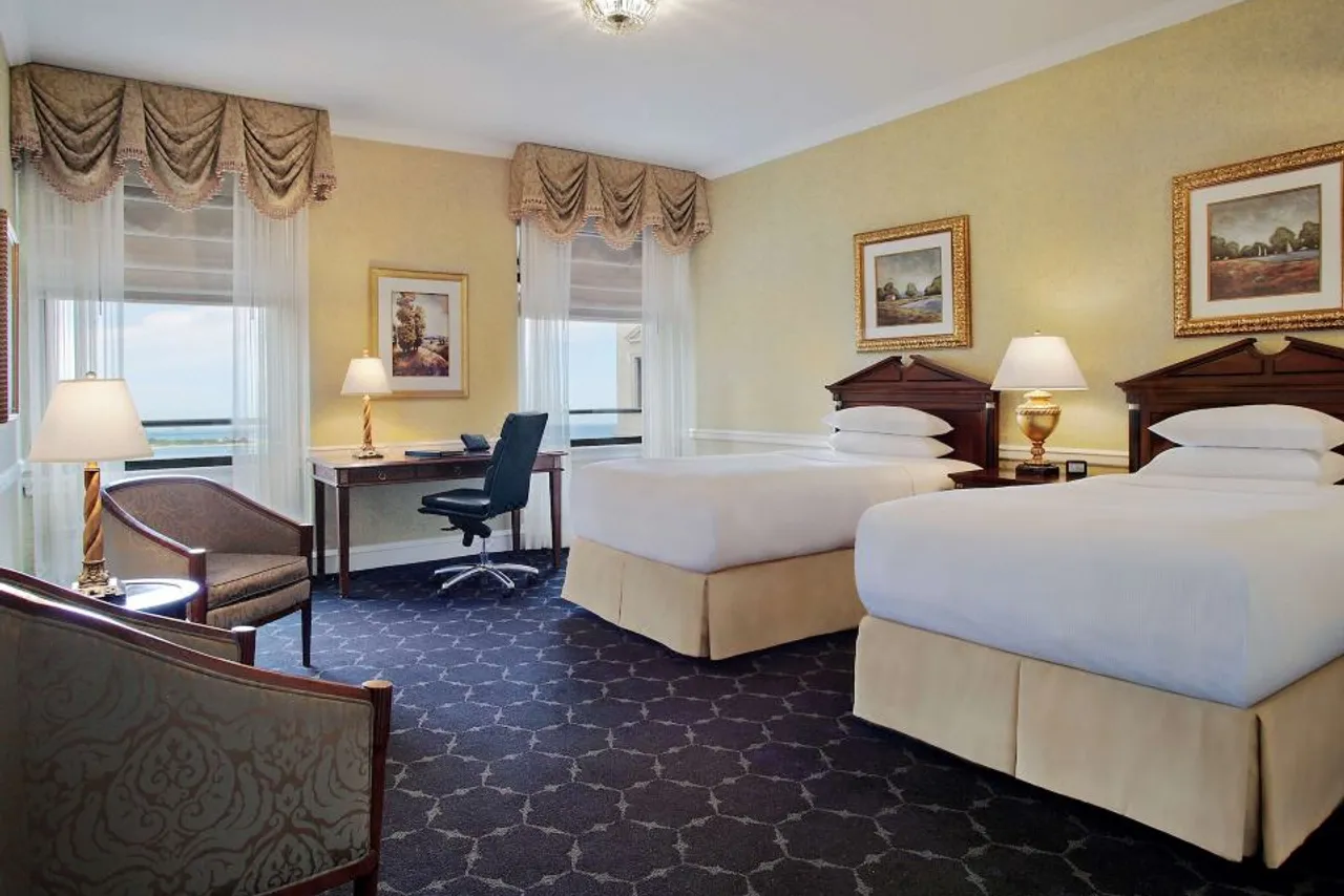 The Drake, a Hilton Hotel — ภาพห้องพักและบรรยากาศ