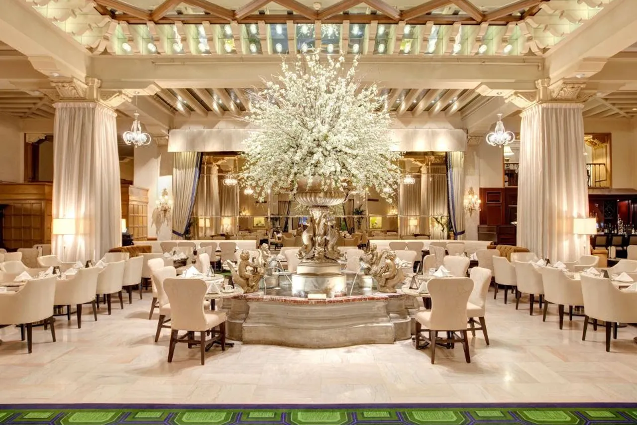 The Drake, a Hilton Hotel — ภาพห้องพักและบรรยากาศ