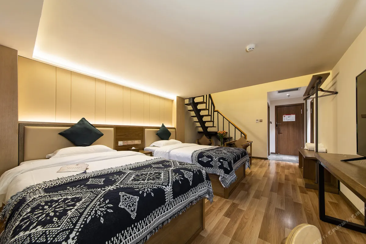The Hump Hostel Kunming — rooms and atmosphere