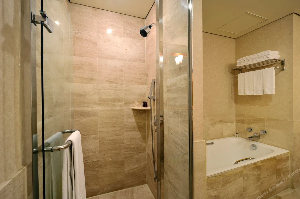 The Lees Hotel — rooms and atmosphere