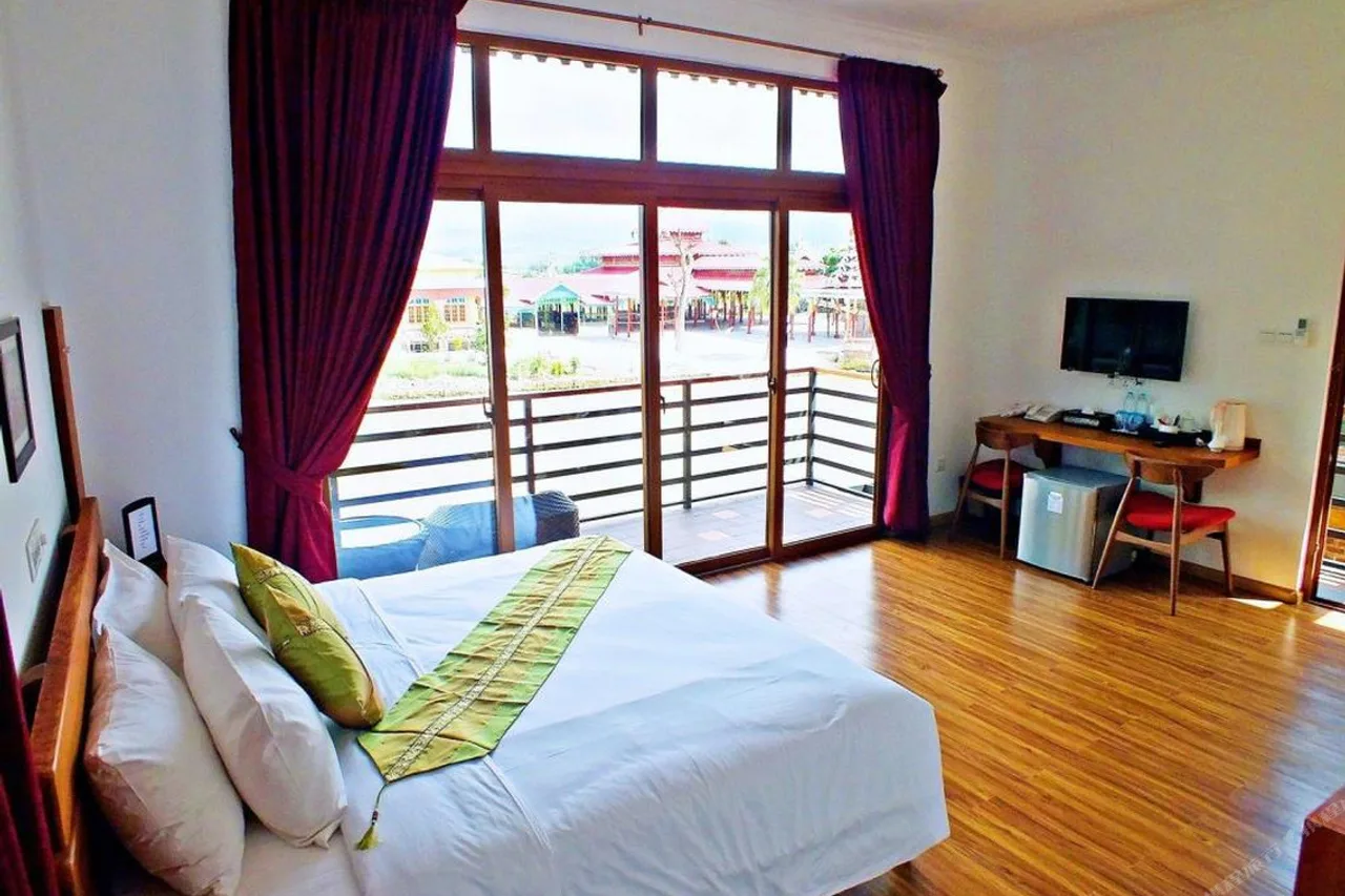 The Manor Hotel Lake Front — 酒店