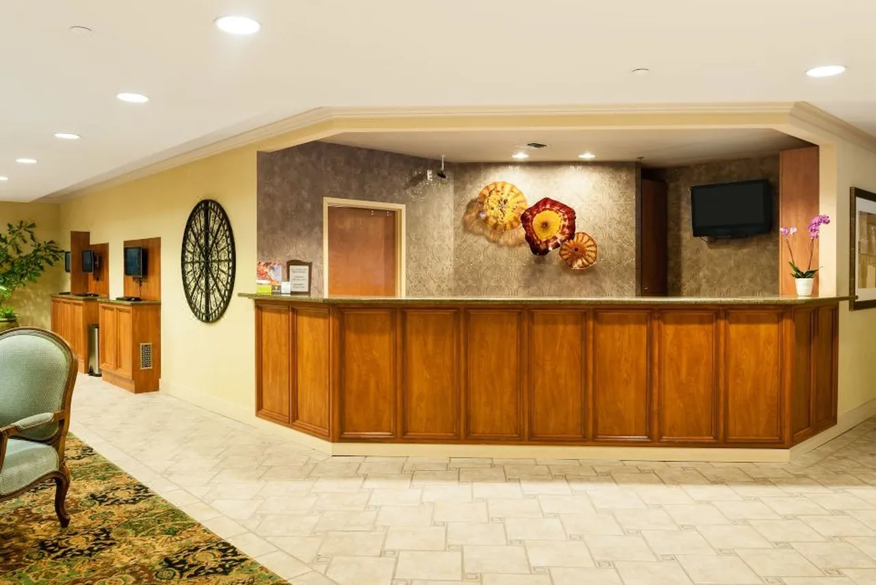 The Mediterranean Inn — ภาพห้องพักและบรรยากาศ