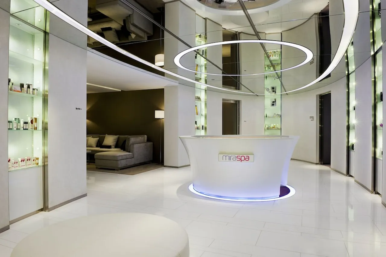 The Mira Hong Kong — rooms and atmosphere