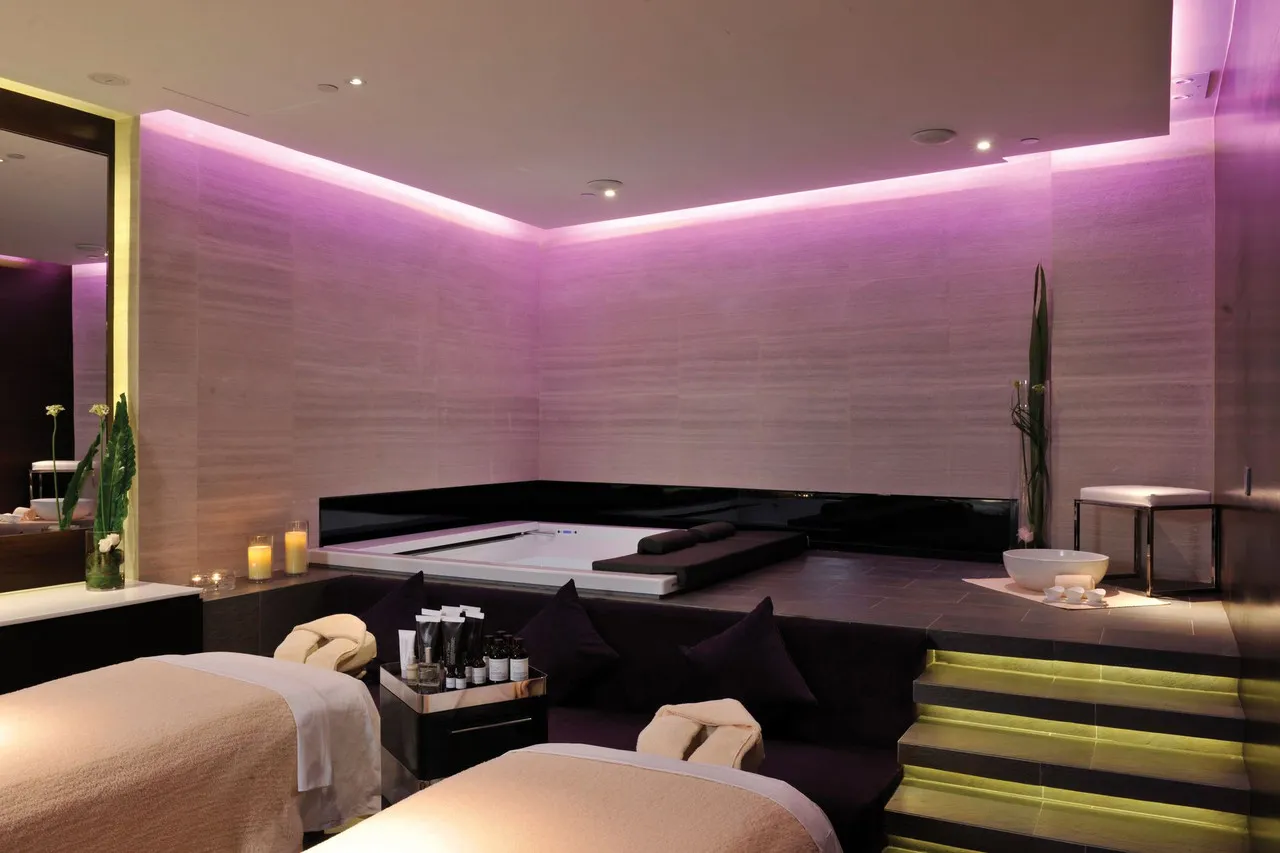 The Mira Hong Kong — rooms and atmosphere