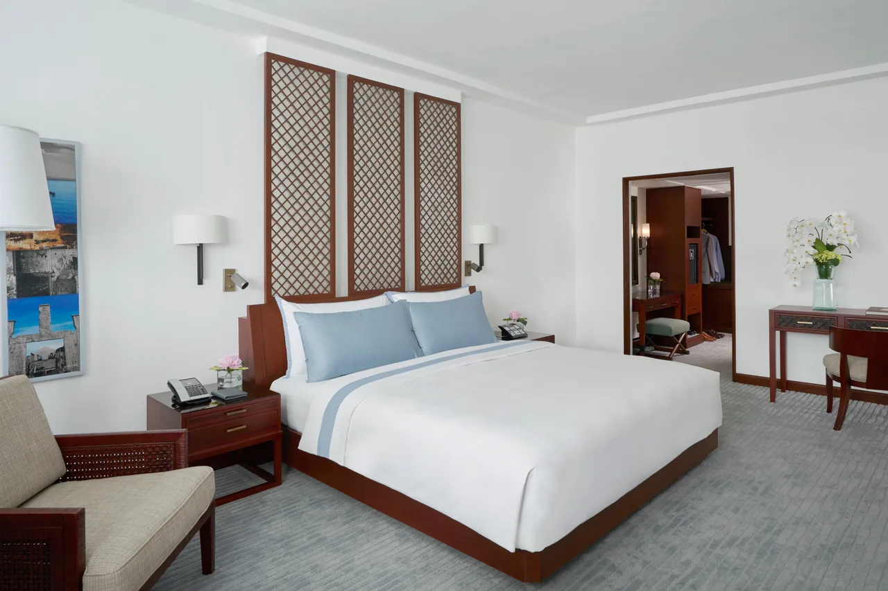 The Peninsula Manila — rooms and atmosphere