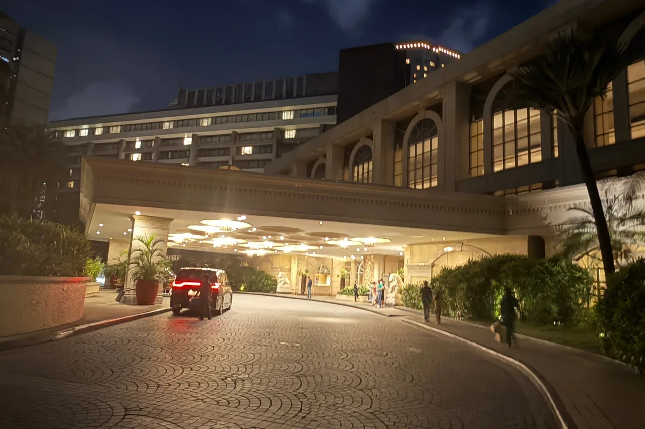 The Peninsula Manila — rooms and atmosphere
