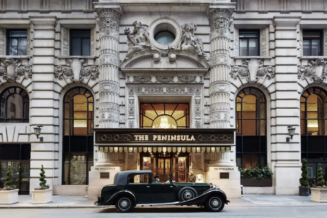 โรงแรม The Peninsula New York หัวมุมถนน Fifth Avenue กับถนน 55 ใจกลางมิดทาวน์ — เดินถึงสถานีรถไฟใต้ดิน Fifth Ave/53rd St (E/M) ราว 3 นาที, MoMA และ Central Park เดินถึงในไม่กี่นาที