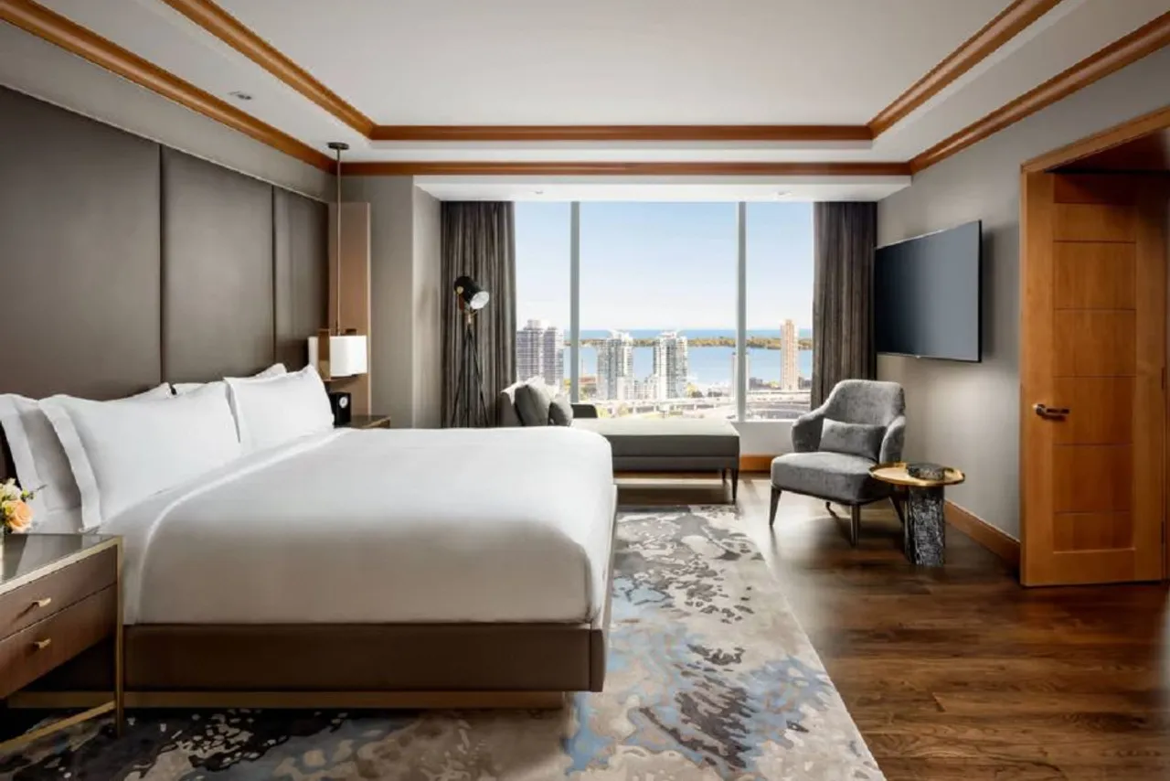 The Ritz-Carlton, Toronto — rooms and atmosphere