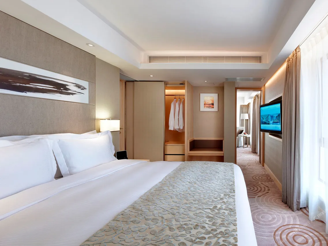 The Royal Garden Hotel — rooms and atmosphere