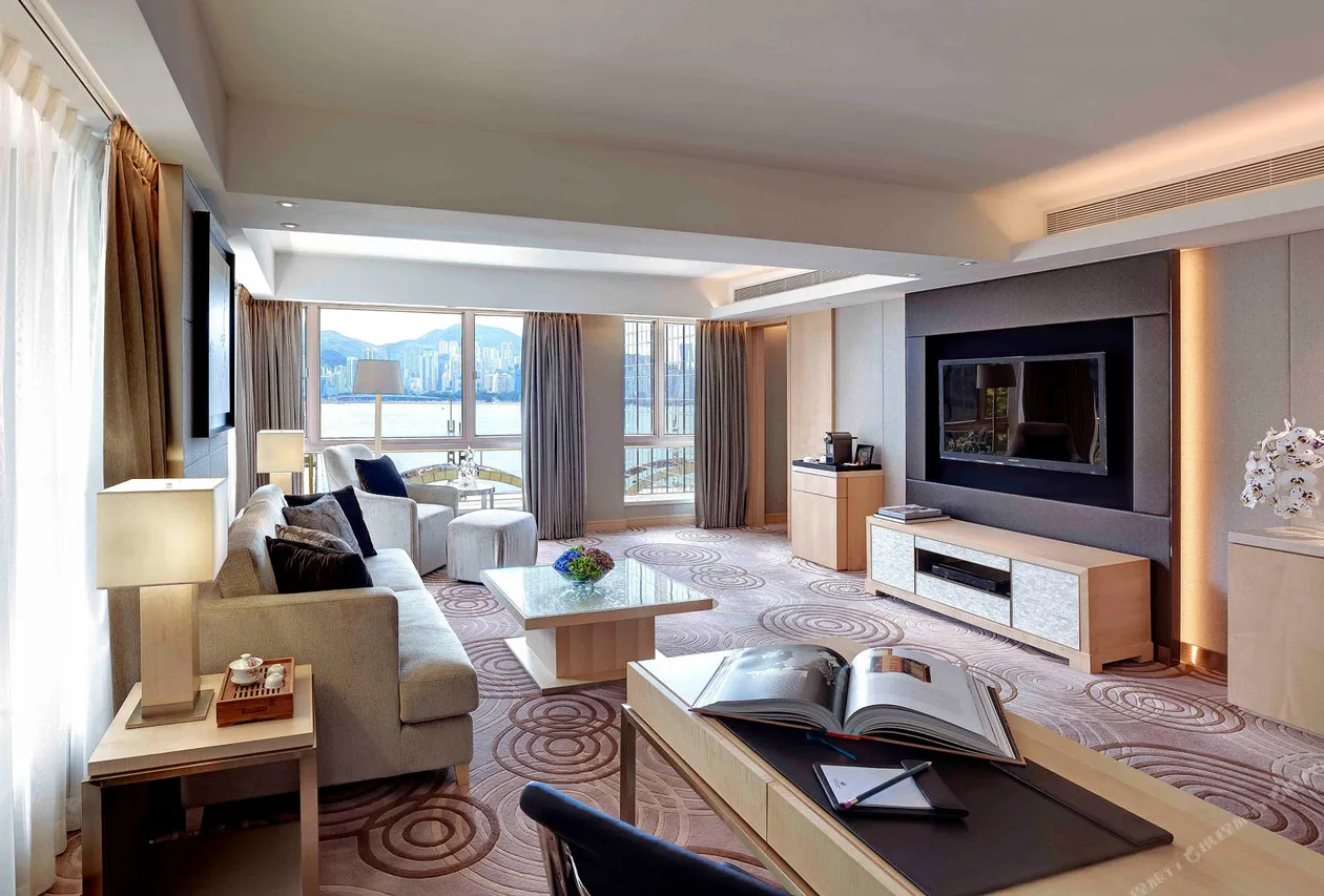 The Royal Garden Hotel — rooms and atmosphere