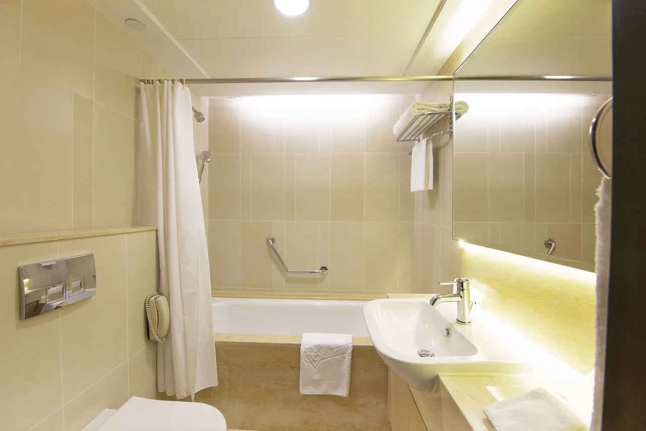 The Salisbury - YMCA of Hong Kong — rooms and atmosphere
