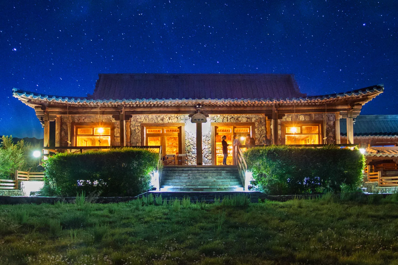 Three Camel Lodge — ภาพห้องพักและบรรยากาศ