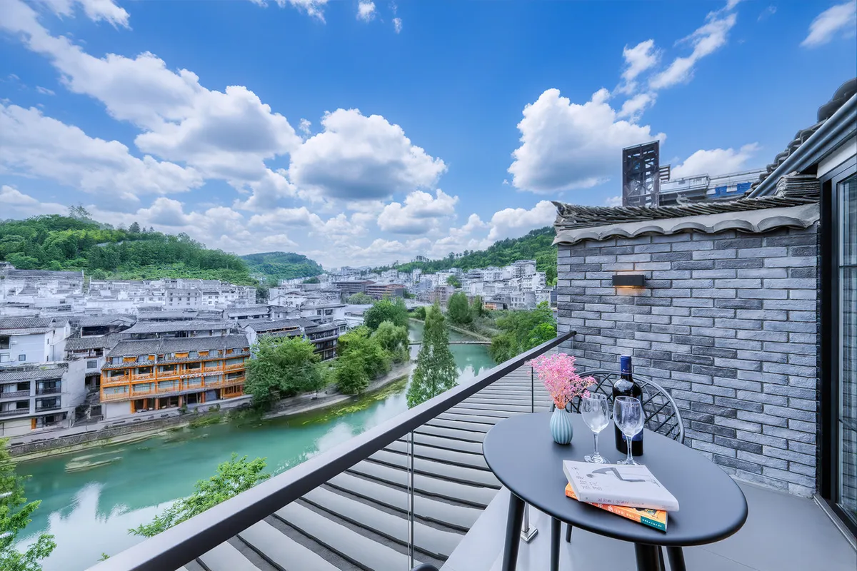 Tianqingshe Riverview Homestay — rooms and atmosphere