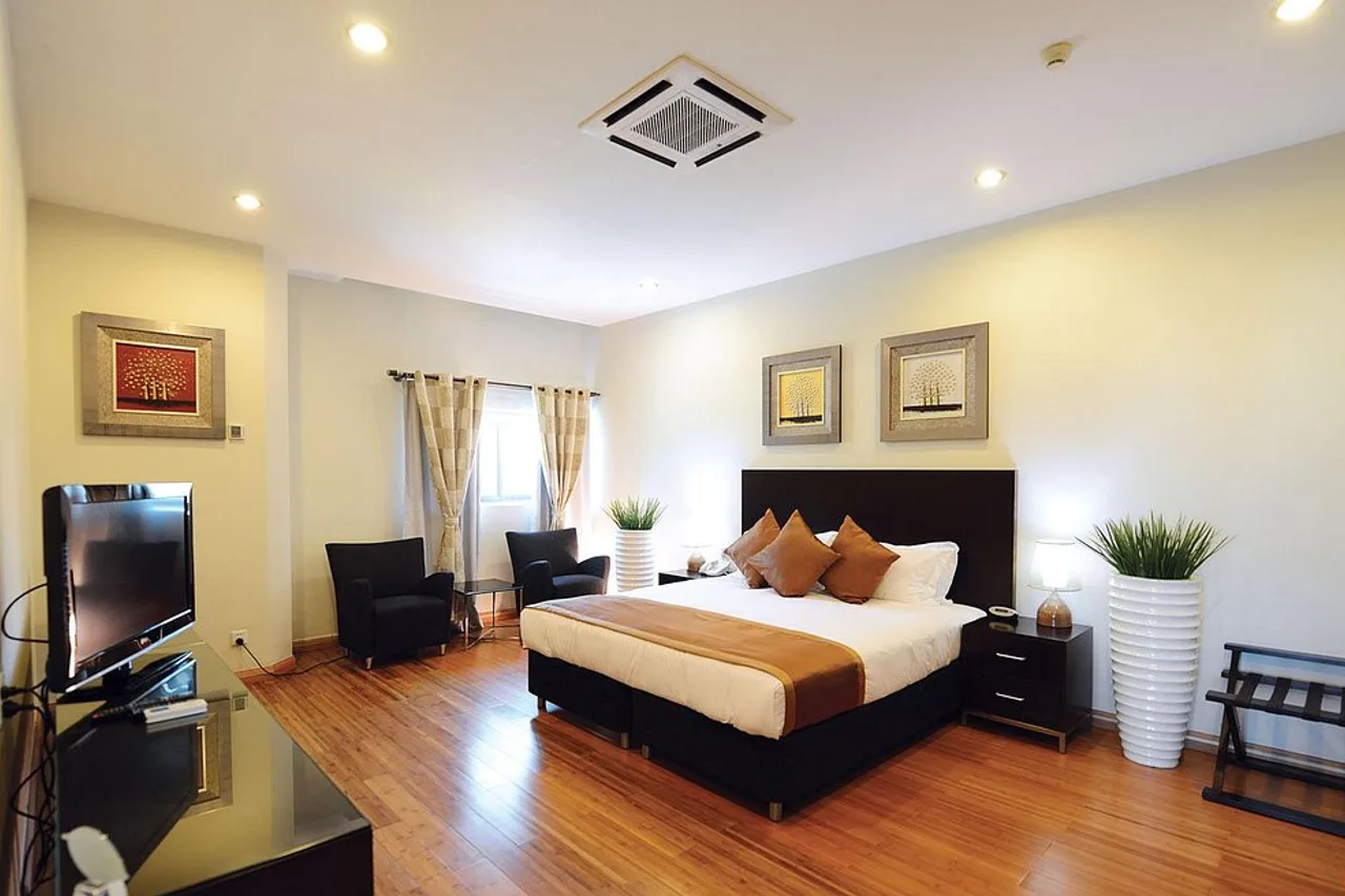 Timor Plaza Hotel &amp; Apartments — rooms and atmosphere