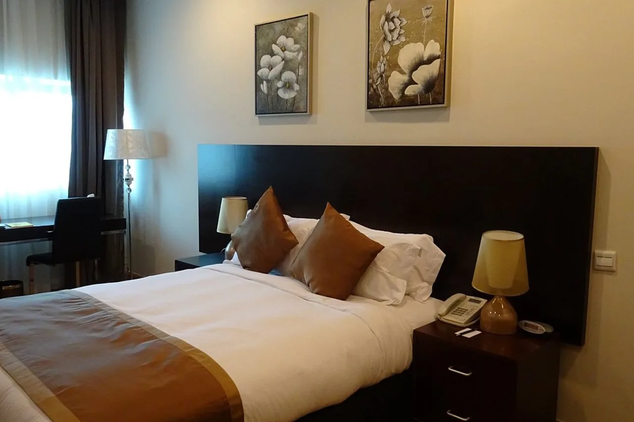 Timor Plaza Hotel &amp; Apartments — rooms and atmosphere