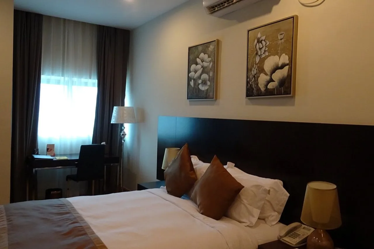 Timor Plaza Hotel &amp; Apartments — rooms and atmosphere
