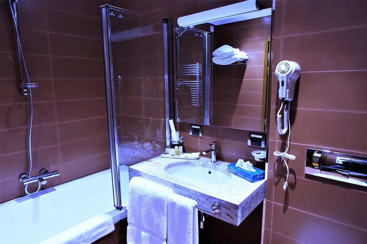 Tirana International Hotel & Conference Centre — rooms and atmosphere