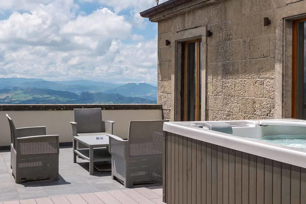 Titano Suites — ภาพห้องพักและบรรยากาศ