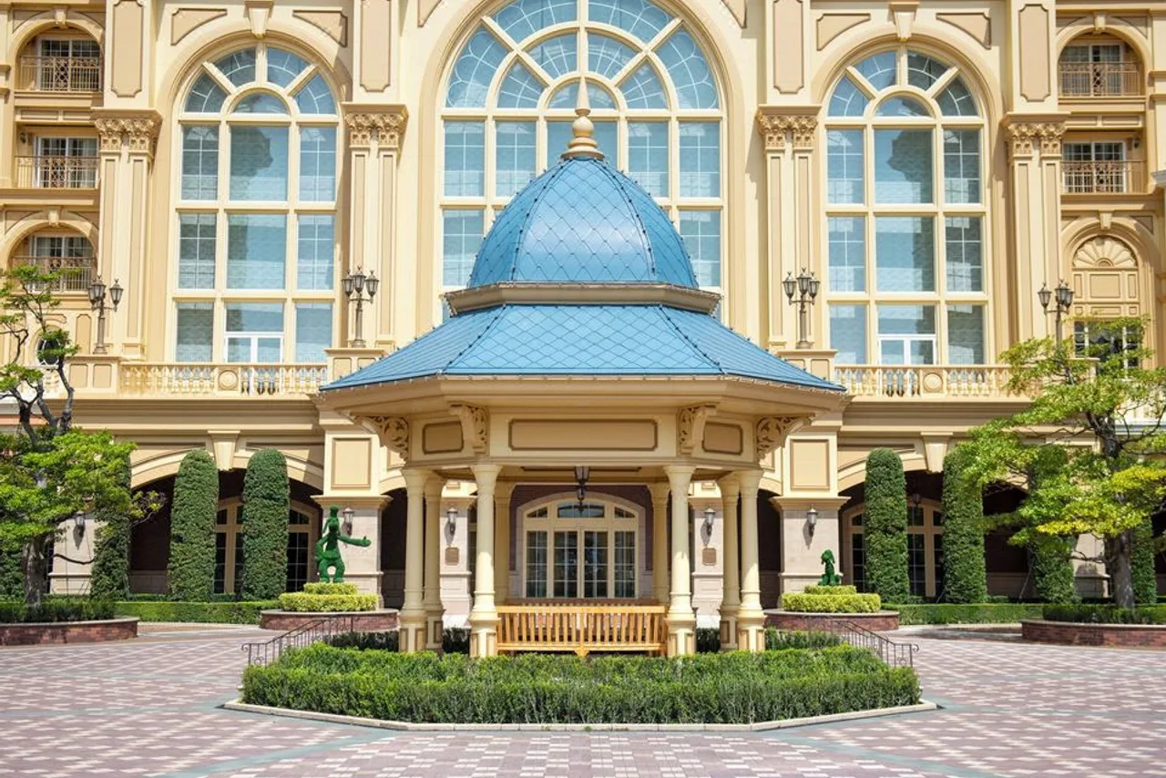 Tokyo Disneyland Hotel — rooms and atmosphere