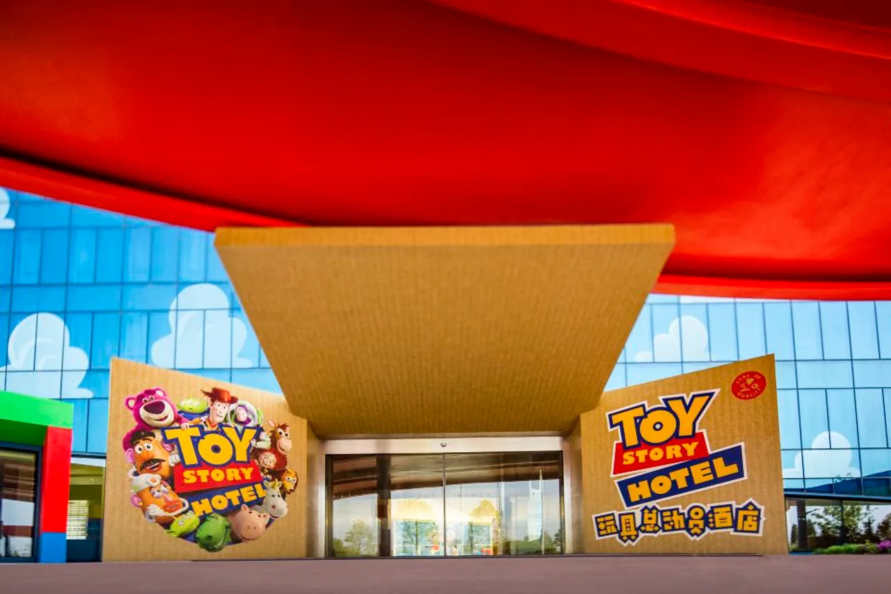 ทางเข้ากล่องของเล่นยักษ์ที่ Toy Story Hotel Shanghai