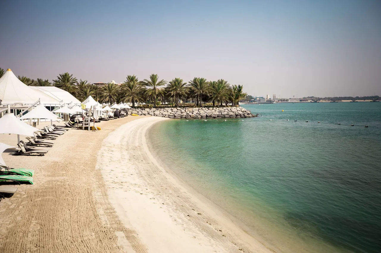 Traders Hotel, Qaryat Al Beri Abu Dhabi — rooms and atmosphere