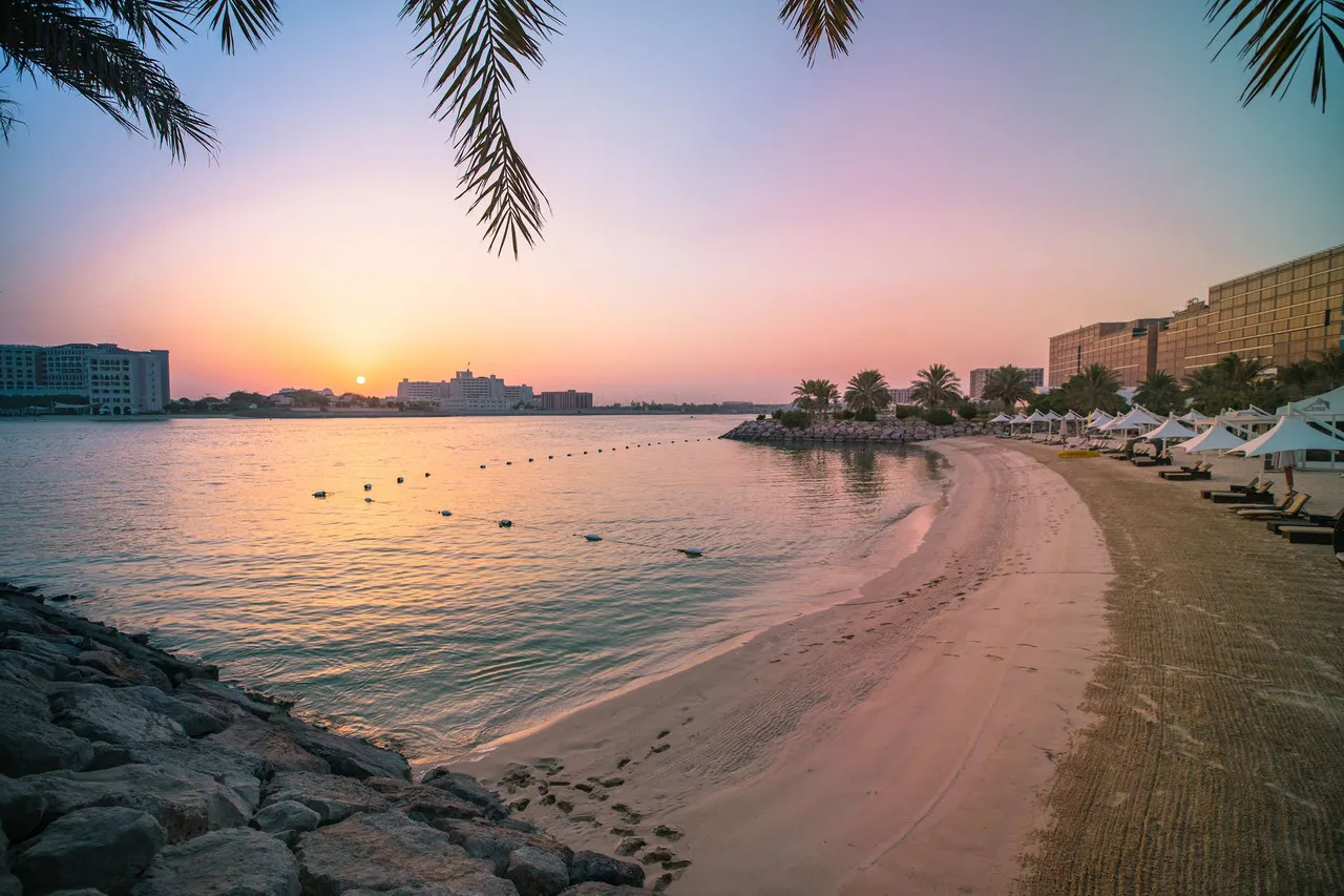 Traders Hotel, Qaryat Al Beri Abu Dhabi — rooms and atmosphere