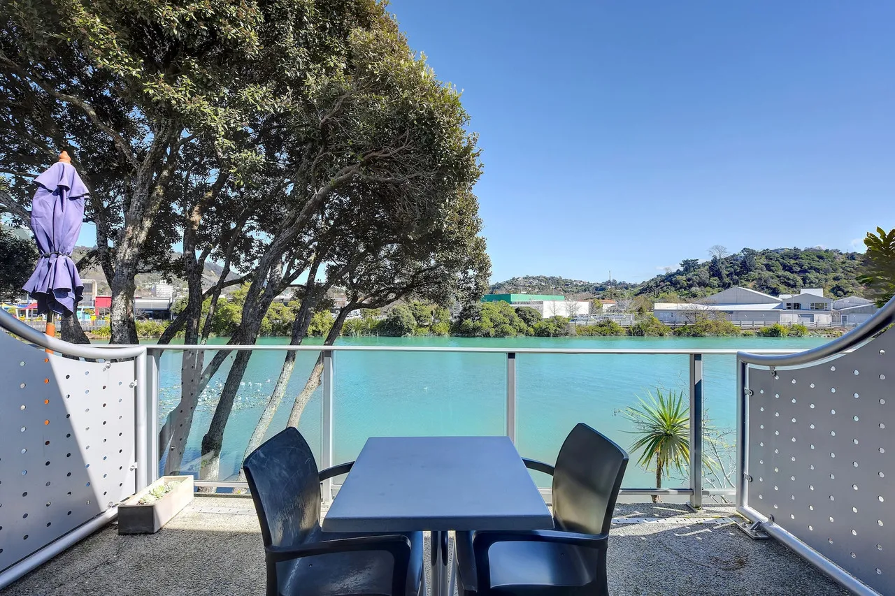 Trailways Hotel Nelson — rooms and atmosphere