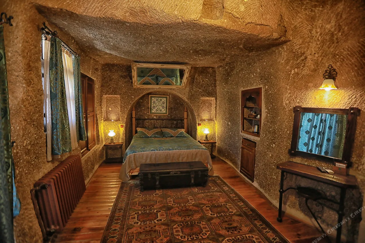Traveller's Cave Hotel — rooms and atmosphere