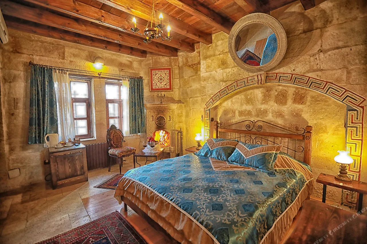 Traveller's Cave Hotel — rooms and atmosphere