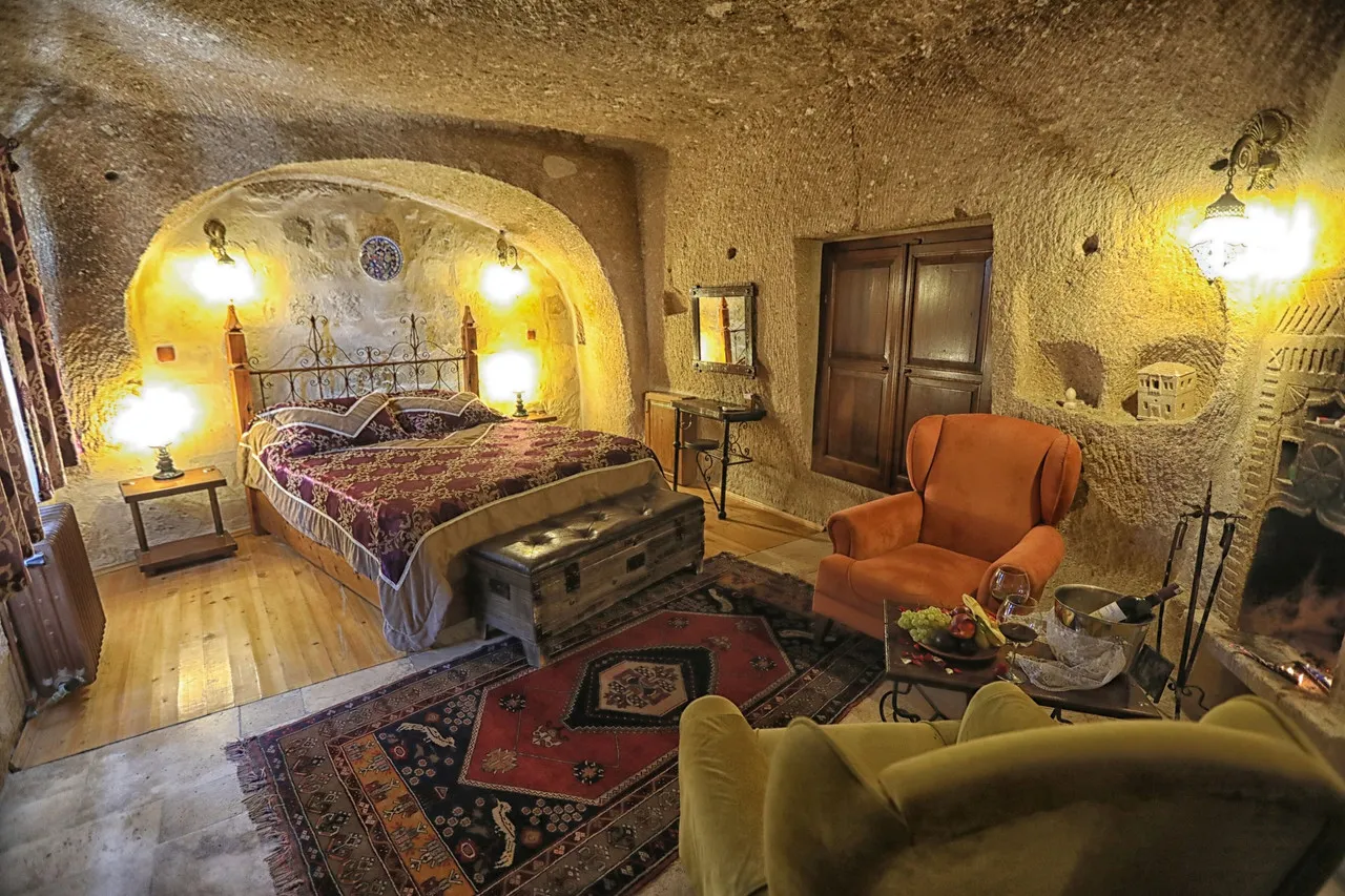 Traveller's Cave Hotel — rooms and atmosphere
