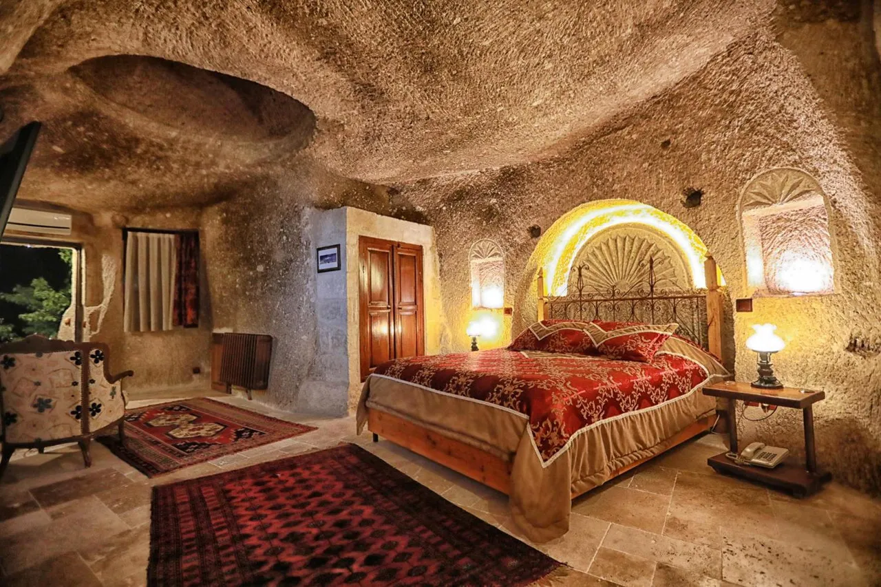 Traveller's Cave Hotel — rooms and atmosphere