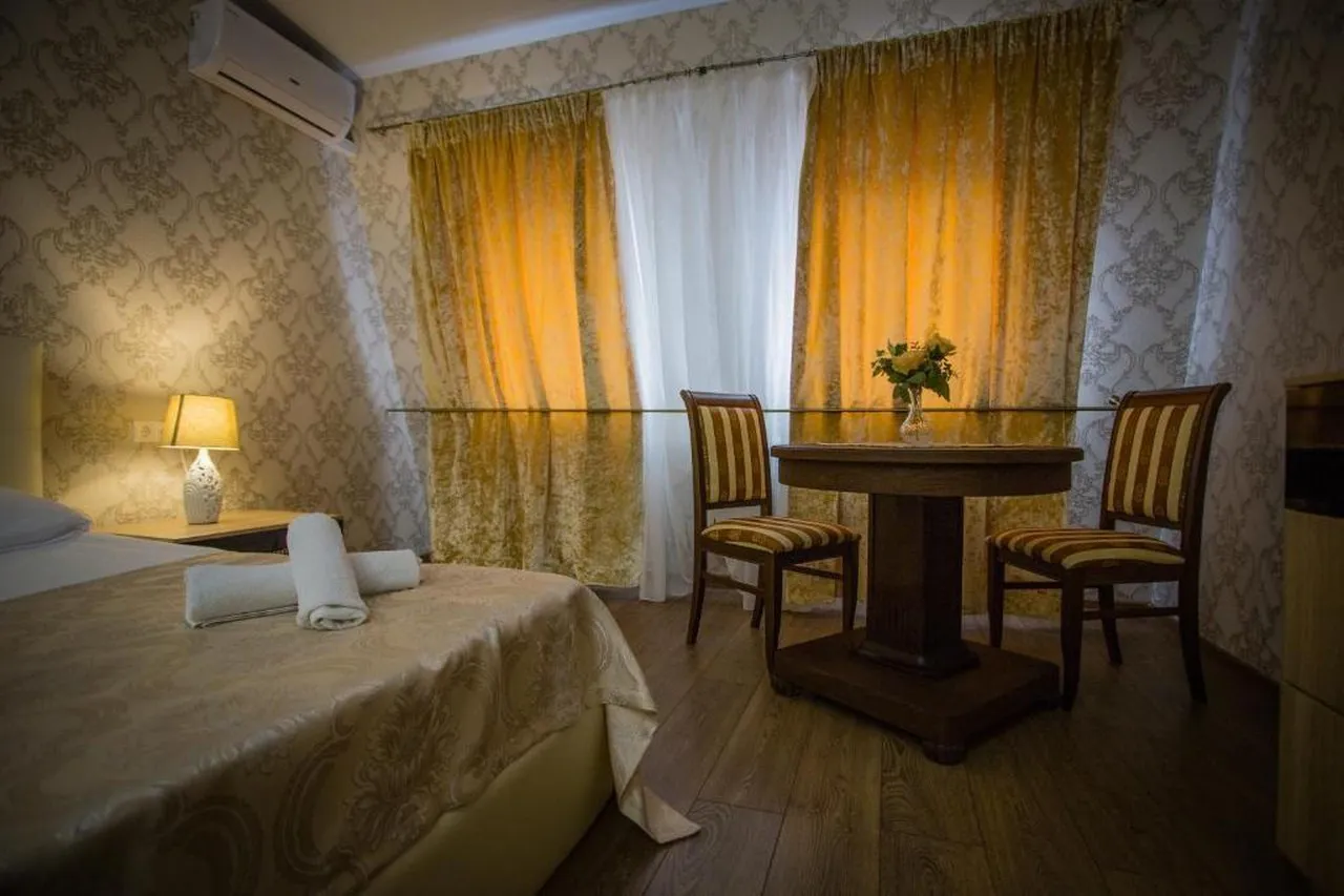 Tsvetnoy 5 Hotel — rooms and atmosphere