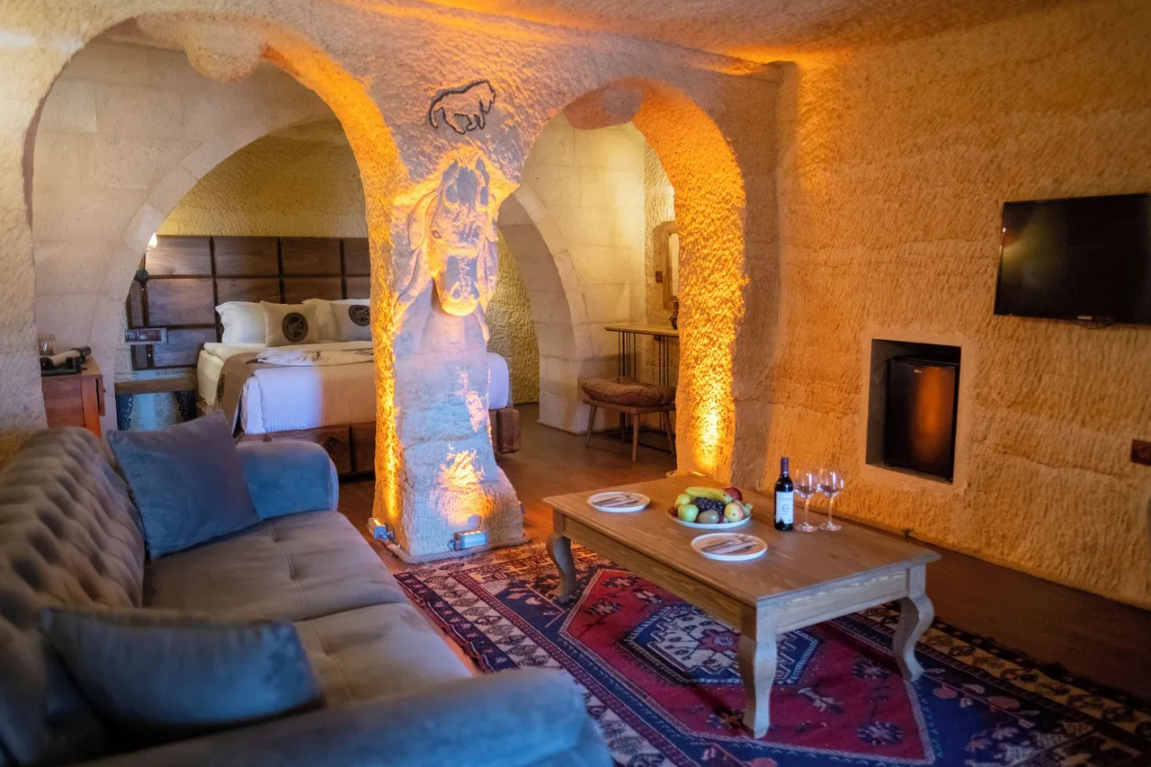 Urgup Evi Cave Hotel — rooms and atmosphere
