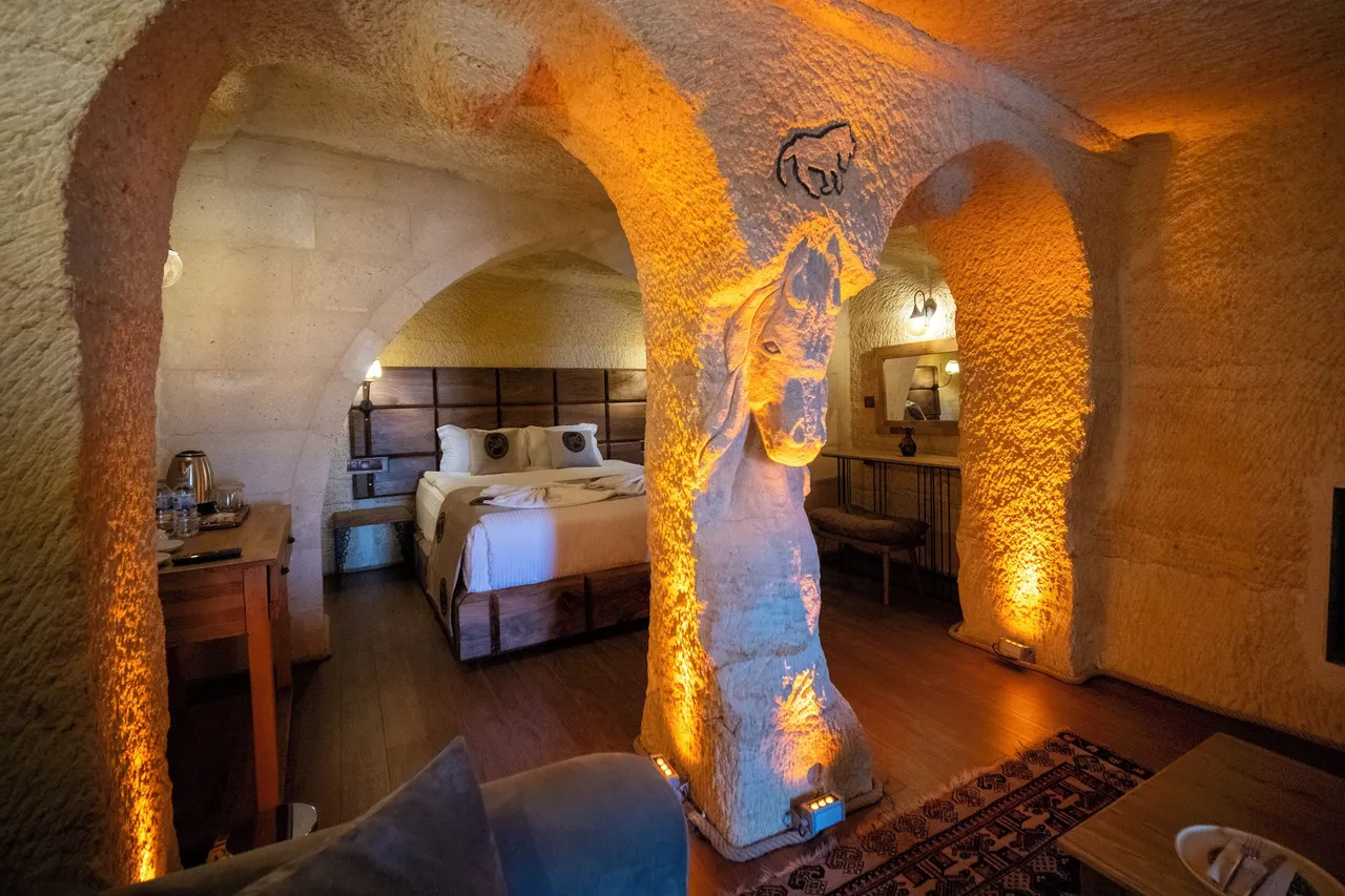 Urgup Evi Cave Hotel — rooms and atmosphere